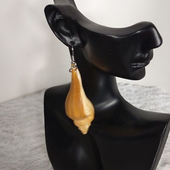 Natural Conch Shell Dangling Earrings - Picture 5 of 5